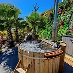Apartment Couples Escape, Free Alcazaba Lagoon Access, Pool, Gym, Pets Ok *