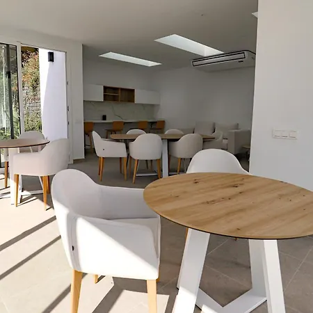 Free Lagoon Access, Gym, Sauna, Ac, Parking, Pets Ok *