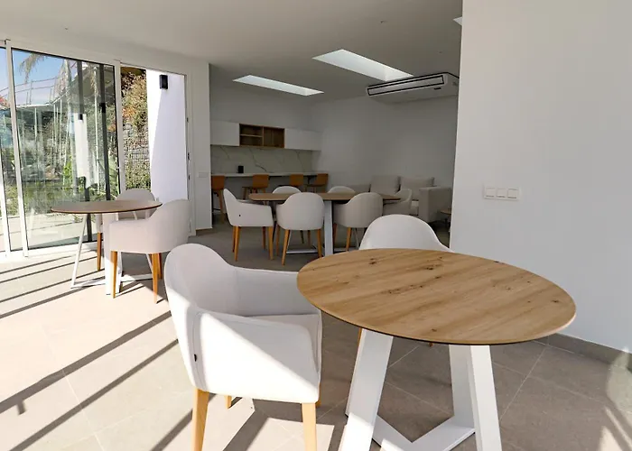 Free Lagoon Access, Gym, Sauna, Ac, Parking, Pets Ok *